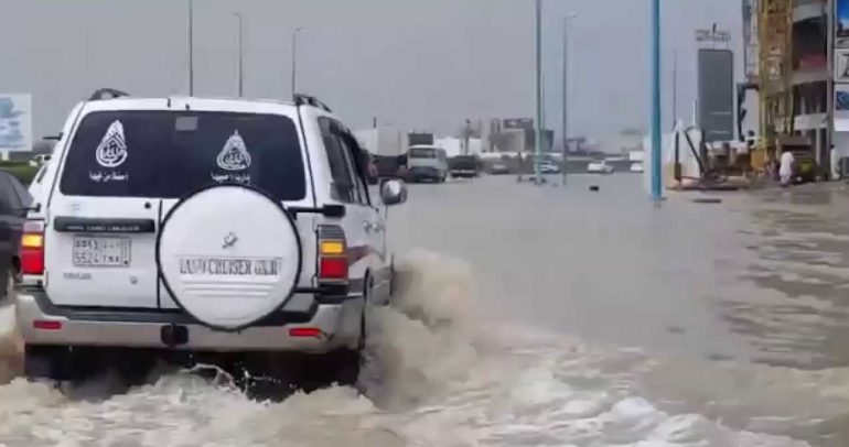 السعودية تحذّر من القيادة وسط السيول